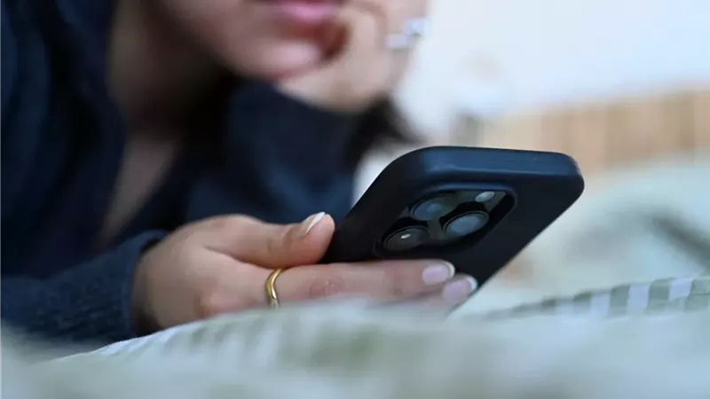 الهواتف الذكية في قفص الاتهام.. دراسات تربطها بتراجع معدلات المواليد