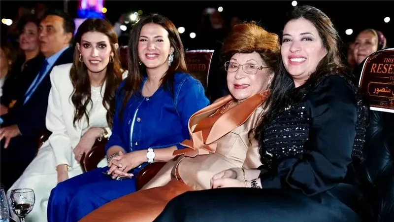 تكريم دنيا سمير غانم بحضور نوال الدجوي ولقاء خاص مع مدرسيها (صور)