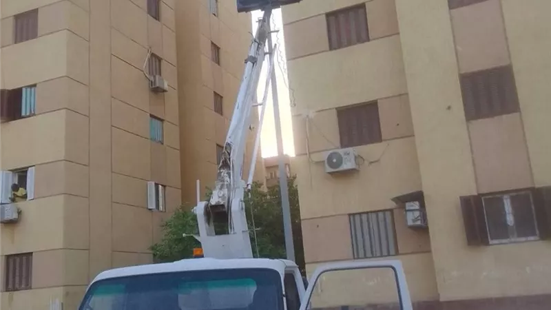 حي عتاقة بالسويس ينفذ حملة صيانة شاملة لأعمدة الإنارة بمدينة الشيخ خليفة 