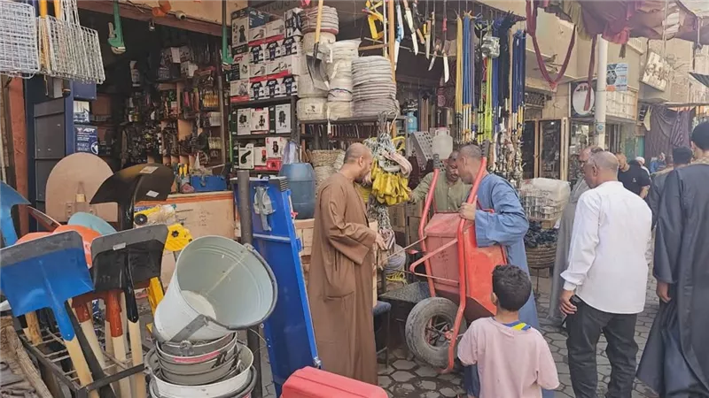 أسيوط: لا تهاون مع التعديات على حرم الطريق.. وحملات مكثفة لإعادة الانضباط 