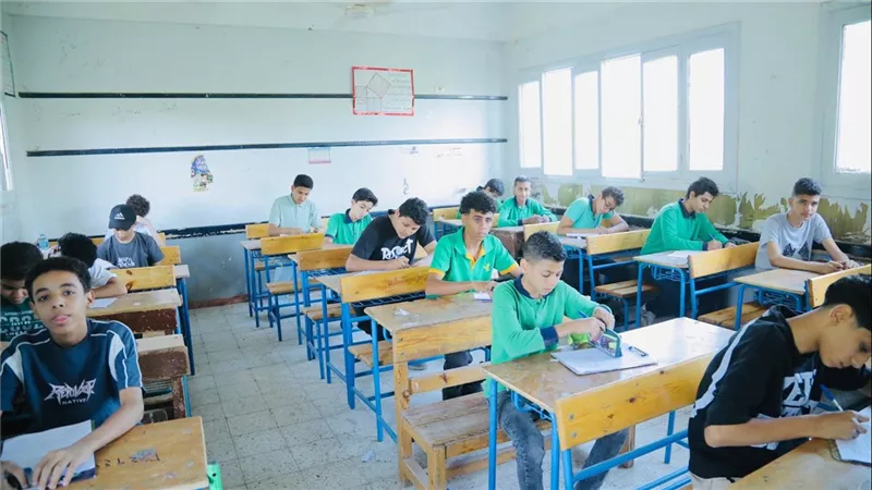 مراقب لجنة يصور مشاجرة بين التلاميذ في فناء المدرسة والمديرية تحقق 