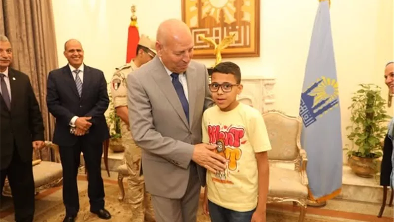 محافظ القاهرة يدعم طالبا من ذوي الهمم ويمنحه لابتوب خلال لقائه
