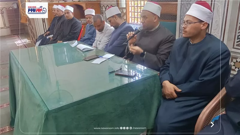 مدير الدعوة بأوقاف الفيوم يعقد اجتماعًا موسعًا مع أئمة بمسجد ناصر الكبير