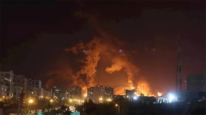التلفزيون الإيراني: سماع أصوات انفجارات من مسافة بعيدة من جزيرة كيش ولم يعرف مصدرها بعد