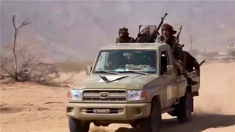 اليمن.. مقتل 13 جنديًا وإصابة العشرات في انفجار بمعسكر في عدن