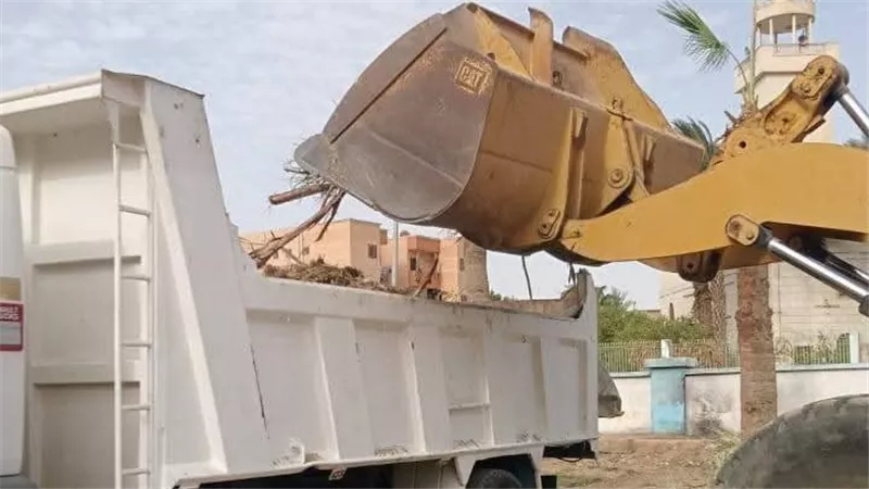 حي عتاقة بالسويس يواصل حملات النظافة المكثفة بعرب المعمل لرفع المخلفات 