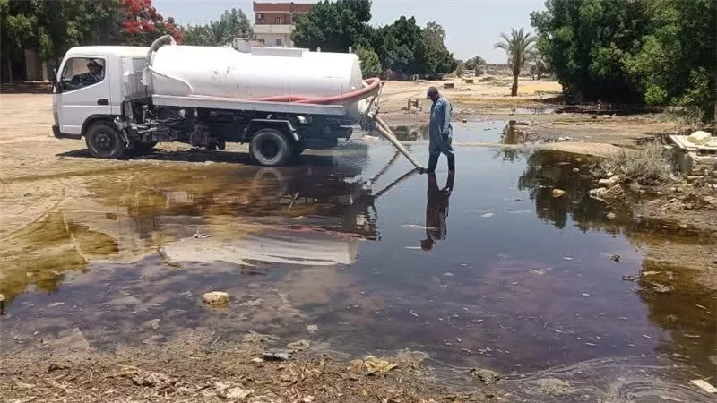 استجابة عاجلة بحي الجناين.. رفع مياه الصرف الزراعي وإعادة فتح شارع الضغط العالي