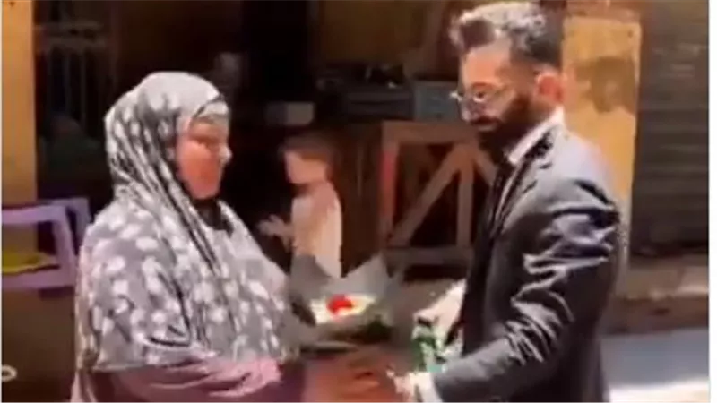  فرحة تخرج تتحول لمشهد مؤثر.. شاب يشارك والدته حلمه الأول: «بتاع الفراخ طلع مهندس»