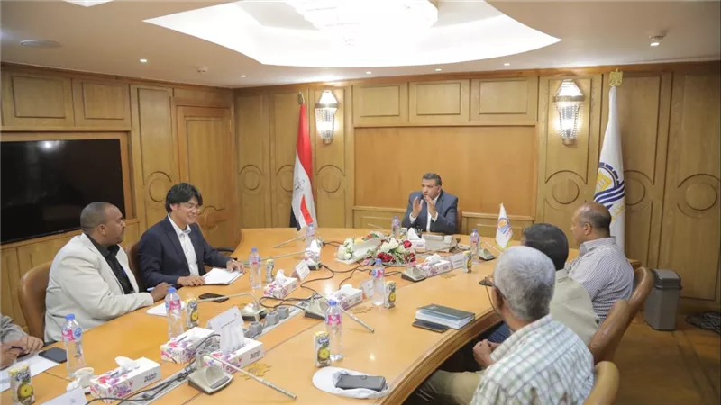 محافظ قنا يبحث مع خبير ياباني وشركاء التنمية الزراعية تطبيق نظم الري الحديث