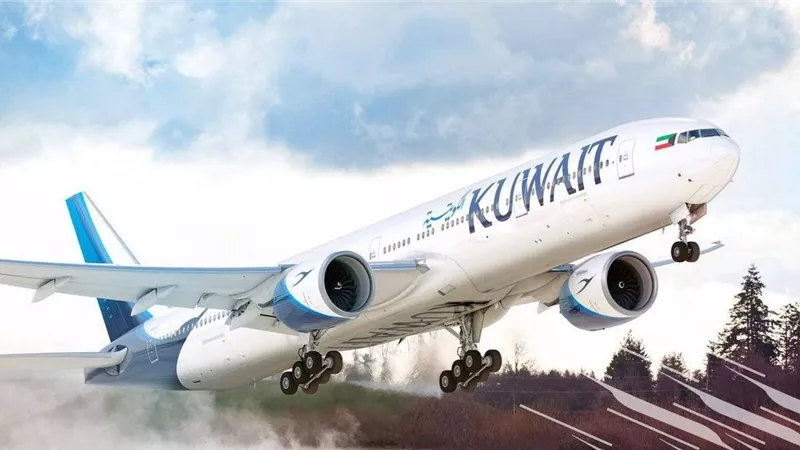 الكويت تغلق مجالها الجوي مؤقتا وتحول الرحلات إلى مطارات بديلة