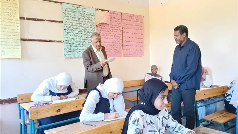 ضبط طالبة متسببة فى تسريب امتحان اللغة الإنجليزية فى الشهادة الإعدادية بقنا 