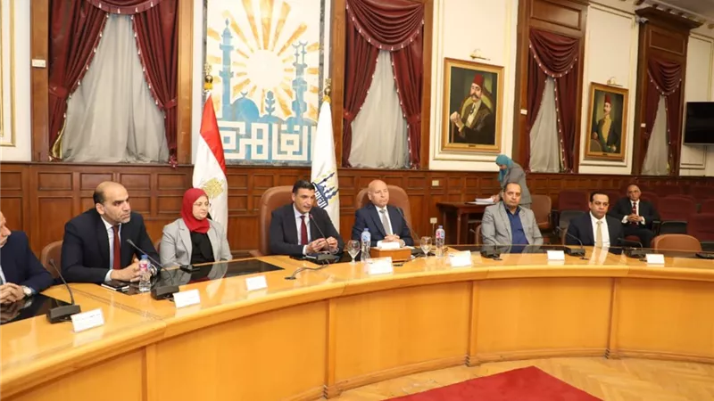 بعد تقنين أوضاعهم قانونيًا.. تسليم 43 عقدًا للمصانع والورش بمنطقة شق الثعبان 