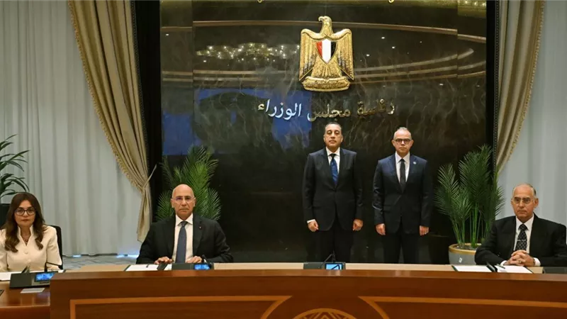 رئيس الوزراء يشهد اتفاقًا لنقل حصة من محطات «وطنية» إلى «كويك فيول» 