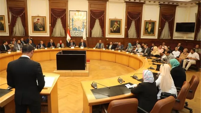 وزير الصناعة ومحافظ القاهرة يسلمان 43 عقد تقنين بمنطقة شق الثعبان