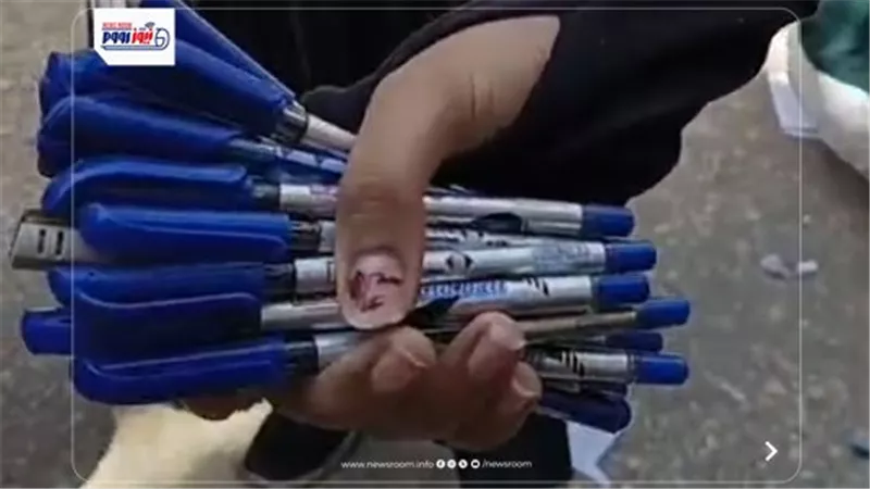 بين الضحكات والذكريات.. طالبة بالإعدادية بالفيوم تجمع الأقلام من صديقاتها 
