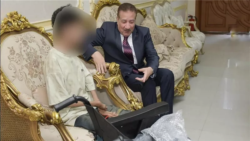 محافظ بورسعيد يستقبل مواطنا بمكتبه ويوفر له كرسيًا كهربائيًا متحركًا
