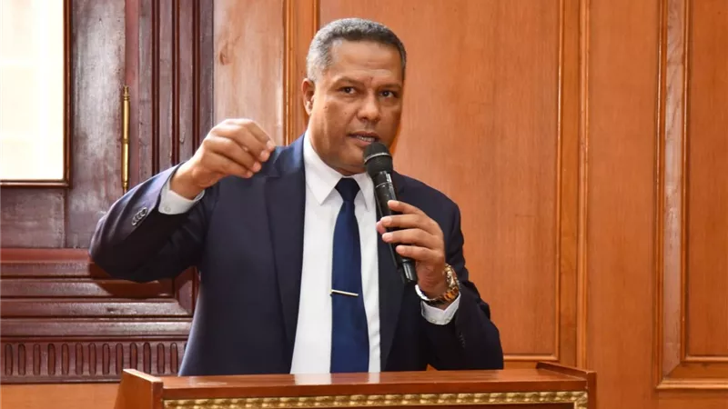 النائب محمد حمزة يطالب بزيادة أعداد سيارات النقل الجماعي بالإسكندرية 