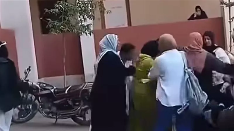 فيديو الاعتداء على معلمة بلجنة امتحانات في قنا يثير غضبًا واسعًا