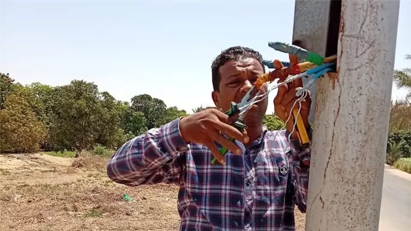 رفع كفاءة الإنارة بالكيلو 46.. حي الجناين يعيد تأهيل الطريق بالسويس