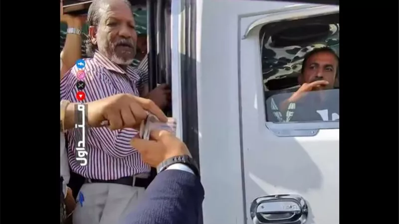 الدنيا لسه بخير.. مواطن بيوزع فلوس على المواطنين هدايا لأولادهم
