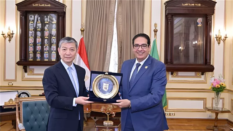 رئيس جامعة القاهرة يبحث مع السفير الصيني سبل تعزيز الشراكات الأكاديمية