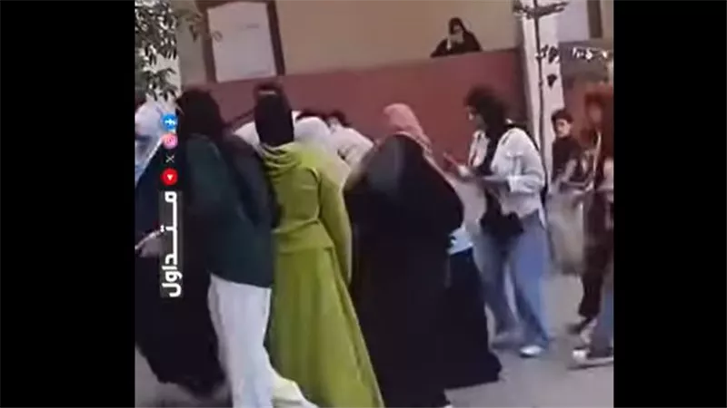 فيديو صادم.. أولياء أمور يحاولون ضرب وسحل معلمة بوحشية لرفضها السماح بالغش