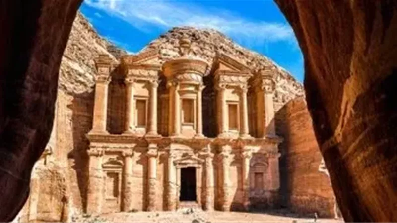 مدن منحوتة في الجبال.. حين حول الإنسان الصخور إلى إرث حضاري خالد