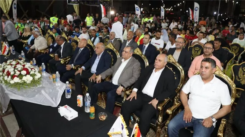 محافظ القاهرة يشارك أهالي الأسمرات افتتاح كأس العالم عبر الشاشات العملاقة