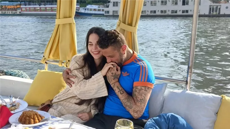 يقبل يدها .. أحمد الفيشاوي يصطحب حبيبته الجديدة في رحلة نيلية |صور