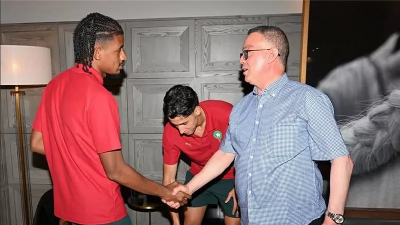 رئيس الاتحاد المغربي يزور البعثة قبل الظهور الأول لأسود الأطلس بالمونديال