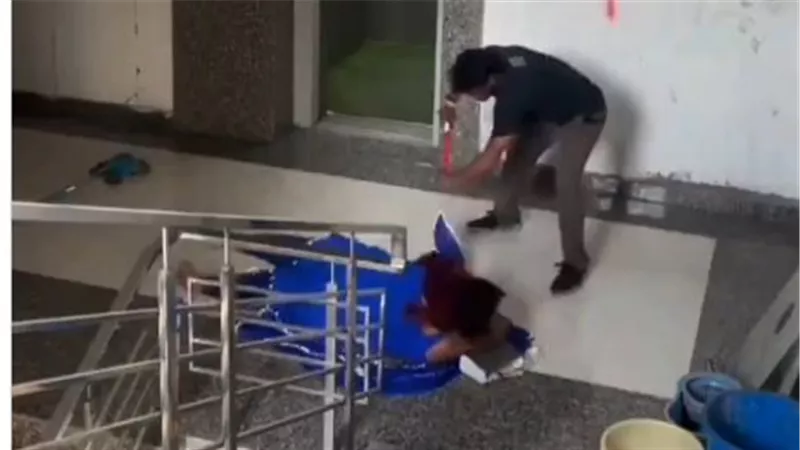 مشهد صادم في الهند.. لحظة غضب تتحول إلى اشتباك عنيف بين عامل نظافة وامرأة