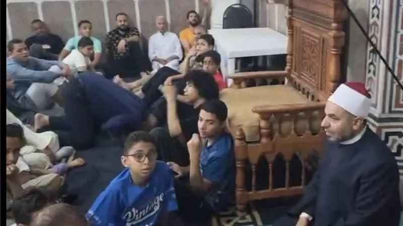 أوقاف السويس تنظم خمسة مجالس لقراءة البُردة الشريفة بالمساجد الكبرى 