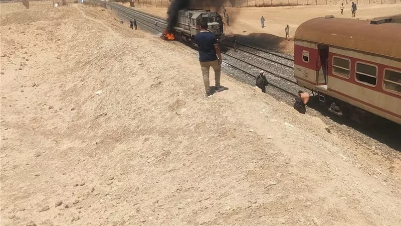 مصرع شخص واشتعال سيارة وجرار قطار إثر تصادم بمزلقان غير شرعي  بالشلوفة بالسويس