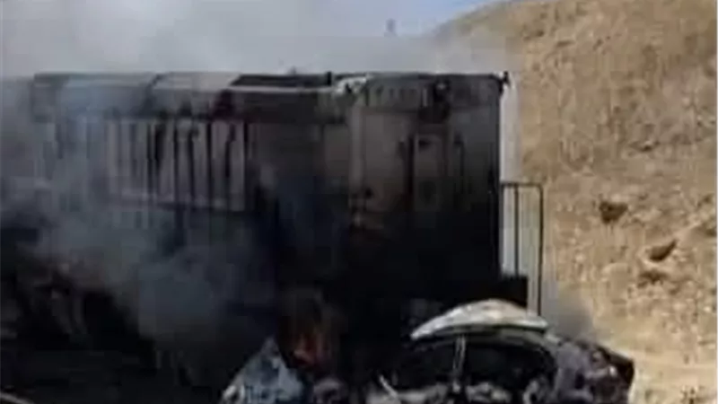 مصرع 8 أشخاص واشتعال سيارة وجرار قطار إثر تصادم مروع بمزلقان غير شرعي  بالسويس