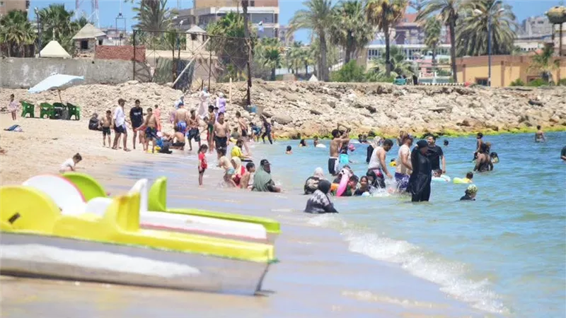 شاطئ مدينة بورفؤاد كامل العدد خلال عطلة نهاية الأسبوع بالتزامن مع حرارة الطقس