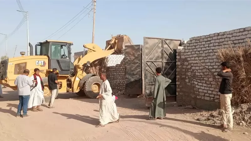 خلال جولة المحافظ بكوم امبو.. إزالة تعديات وضبط طواحين ذهب مخالفة