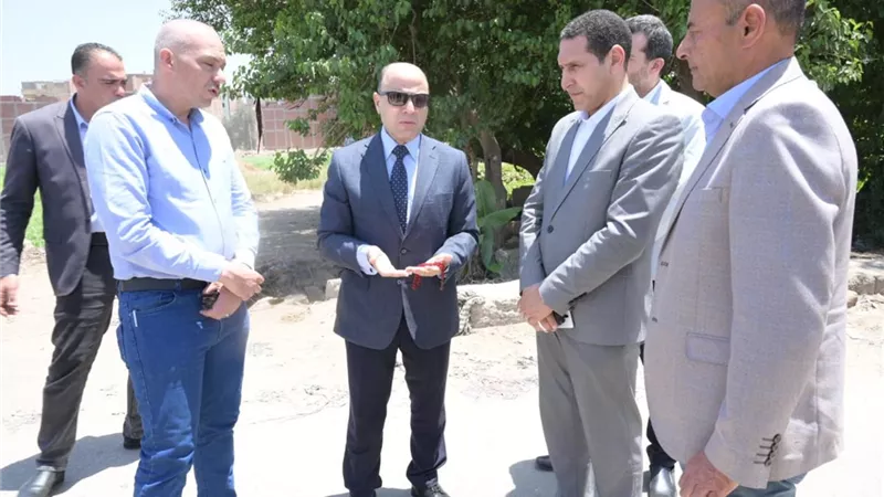 محافظ الغربية يجوب شوارع المحلة الكبرى لمتابعة الخدمات والتحدث مع المواطنين