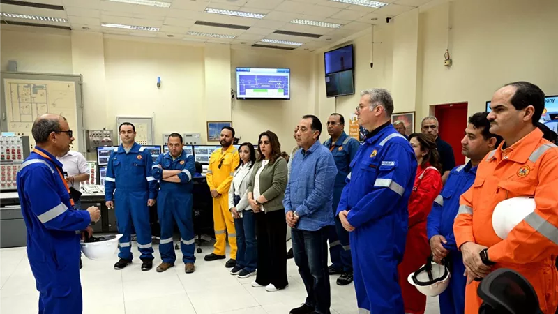رئيس الوزراء يتفقد مواقع إنتاج الغاز الطبيعي التابعة لشركة 