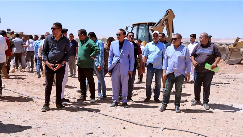 محافظ سوهاج يشهد تنفيذ قرار إزالة تعدّٕ على 60 فدان أملاك الدولة بمركز المنشاة