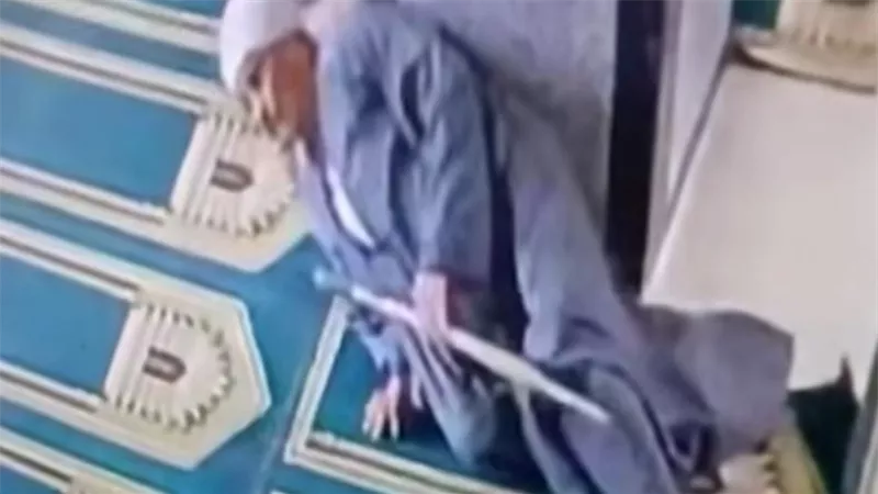 وفاة مسن داخل مسجد بالبدرشين عقب دخوله صلاة الجمعة|شاهد 