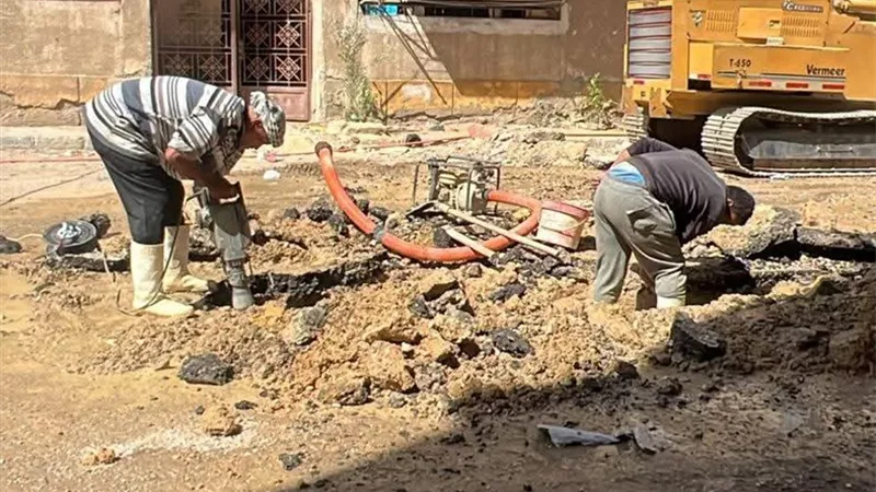 دفع بالمعدات والفرق الفنية لإصلاح كسر مفاجئ في ماسورة مياه بالسويس