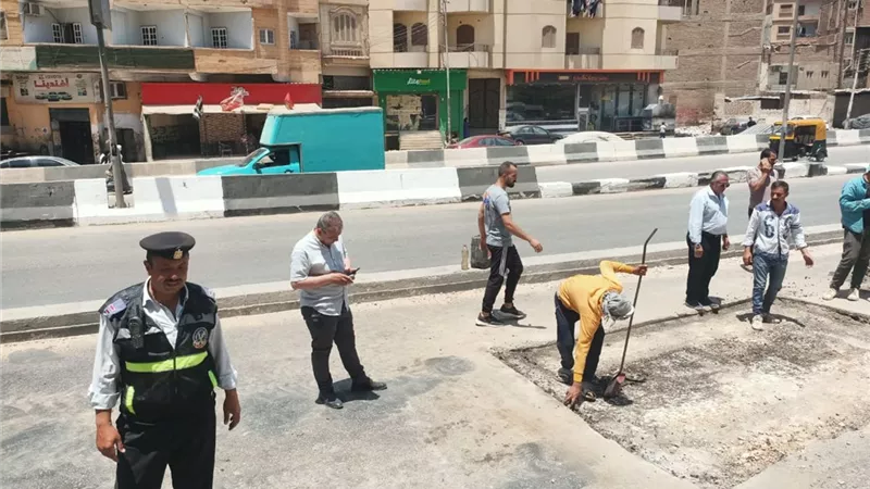 استجابة فورية لشكاوى المواطنين.. إصلاح طريق منزل كوبري شرويدة بالزقازيق