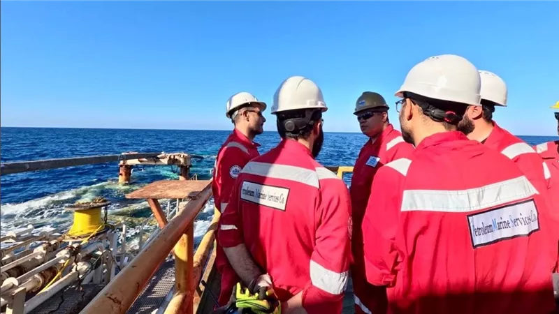 رئيس PMS يتابع ميدانيا تنفيذ المرحلة الرابعة لتنمية حقل غاز كاموس البحري