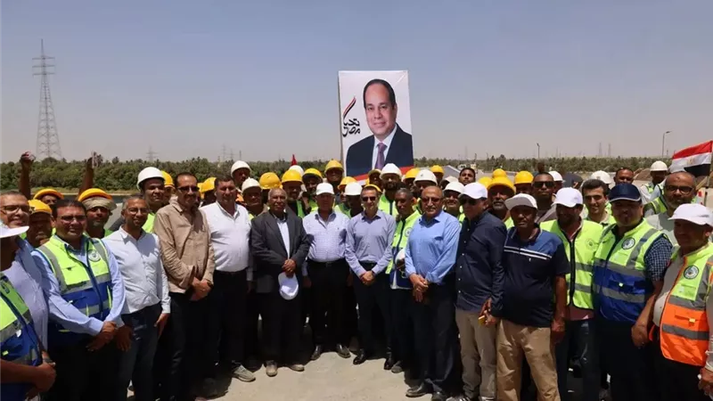 وزير النقل ومحافظ أسوان يتفقدان محور «دراو» لدعم التنمية والربط المروري