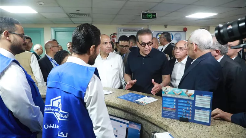 وزير الصحة يتابع تسجيل المواطنين داخل مستشفى الكبد والجهاز الهضمي بالمنيا