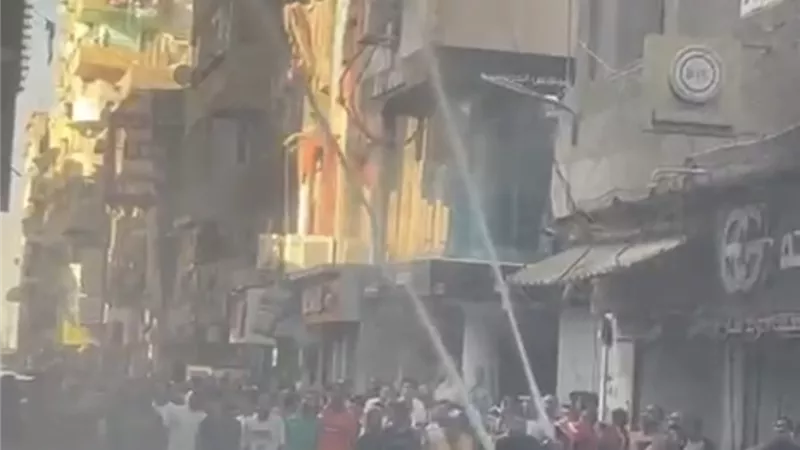 حريق بمحل تجاري في شارع النمسا بالسويس.. والحماية المدنية تسيطر على النيران