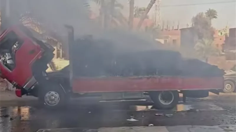 كانت محملة بالكرتون.. نشوب حريق في سيارة نصف نقل بأسيوط 