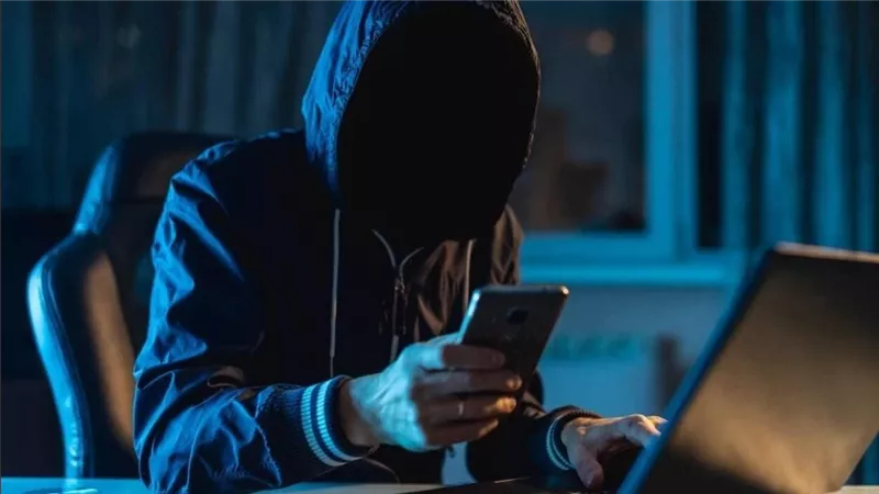 انتحال الصفة جريمة تبدأ بالكذب وتنتهي بالخطف والنصب.. أمين محفوظ يوضح العقوبات