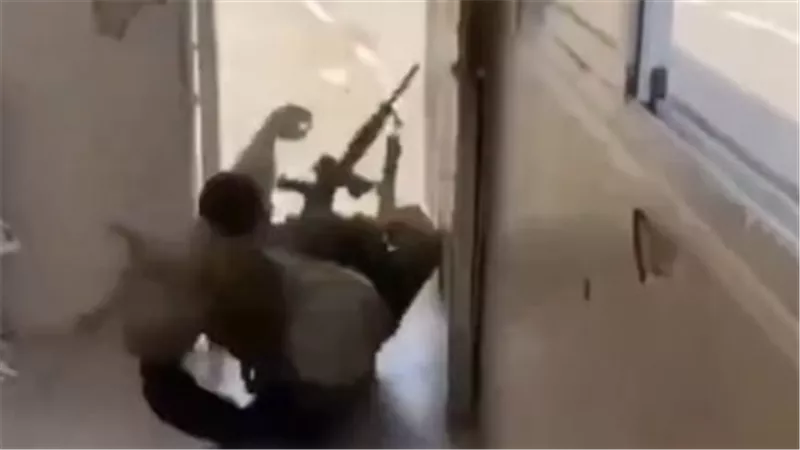 شاهد بالفيديو.. لحظة تعثر جندي إسرائيلي أثناء هروبه من طائرة مسيرة
