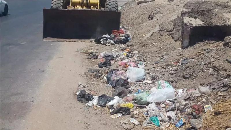 حملة نظافة لرفع المخلفات من الطريق بنطاق الوحدة المحلية بشابور بالبحيرة